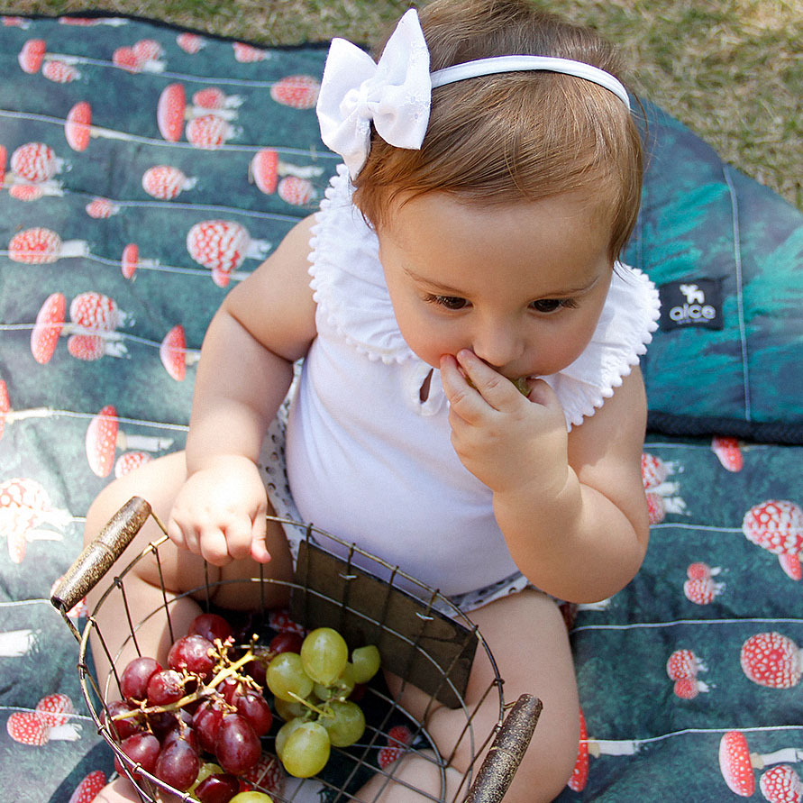 Criança brincando com tinta no próprio corpo, atividade divertida e criativa que estimula o desenvolvimento infantil. Conexão pais e filhos