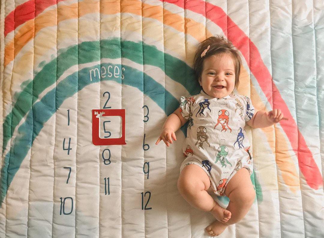 Mesversário temático arco-íris