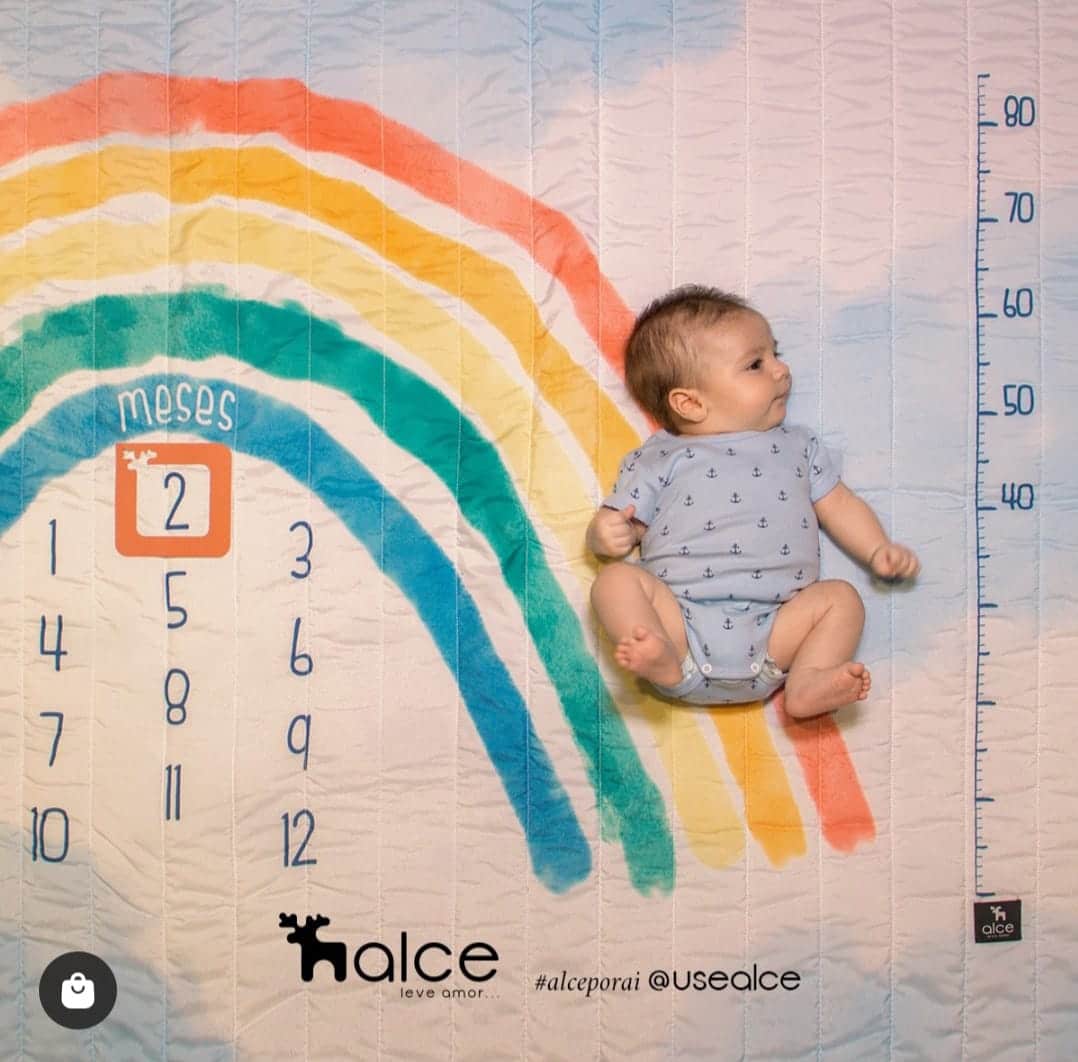 Bebê arco-íris em ensaio de mesversário