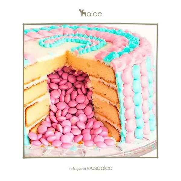 Decoração criativa para chá revelação com cores neutras e detalhes delicados.