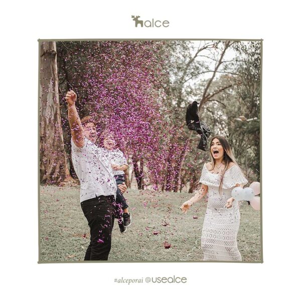 Decoração criativa para chá revelação com cores neutras e detalhes delicados.