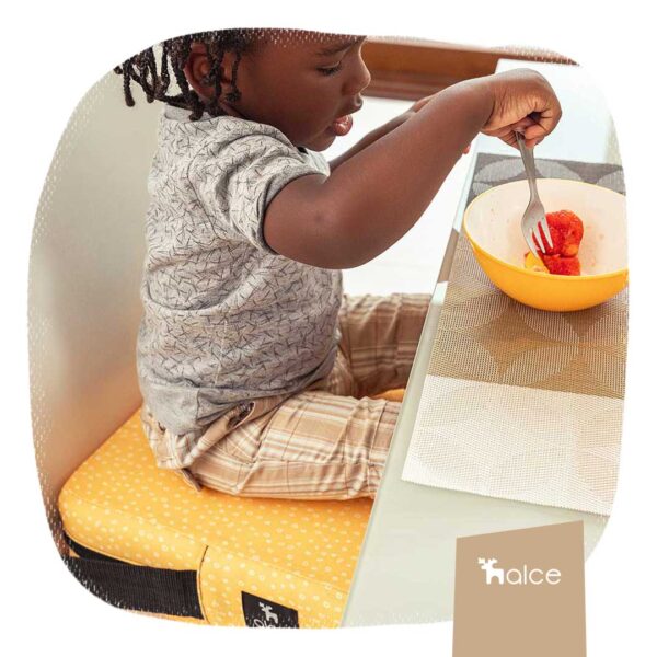 Bebê sentado em assento de alimentação iniciando a introdução alimentar