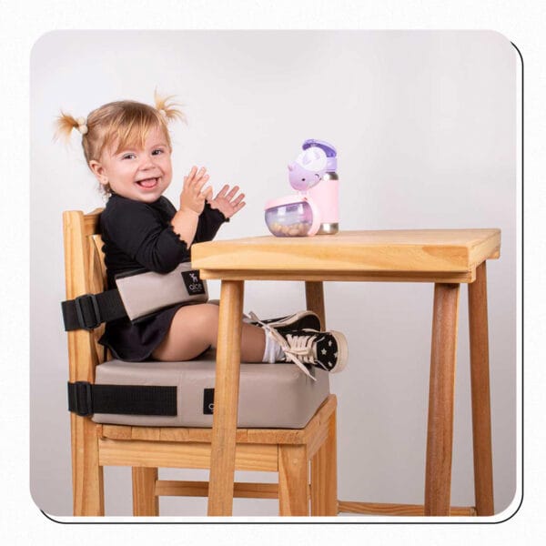 Bebê começa a sentar: prontidão para cadeirão e assento de alimentação