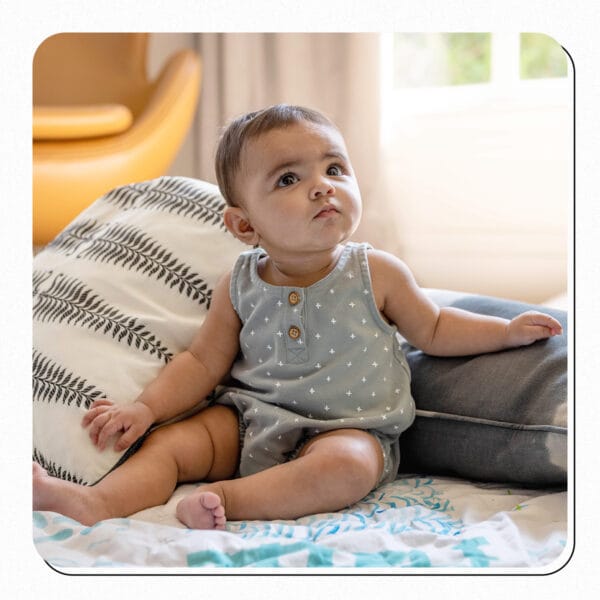 Bebê começa a sentar com apoio: uso de almofadas e brinquedos dianteiros