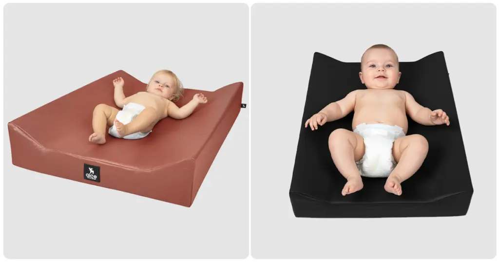 Mãe trocando fralda do bebê em trocador portátil durante a primeira viagem, com kit de higiene organizado ao lado